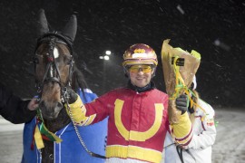 Mjølner Komet og Jan Roar Mjølnerød startet fjoråret med å vinne V75 på Bjerke – det nye året har også begynt bra og i kveld kan Komet’n bli millionær (foto: hesteguiden.com)