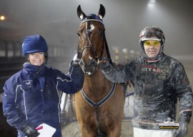 Etter sin kanonprestasjon i siste start blir Heidi Moen-trente Bråtnesfaks storfavoritter sammen med GV Gundersen i V76-6 på Bjerke onsdag (foto: hesteguiden.com)
